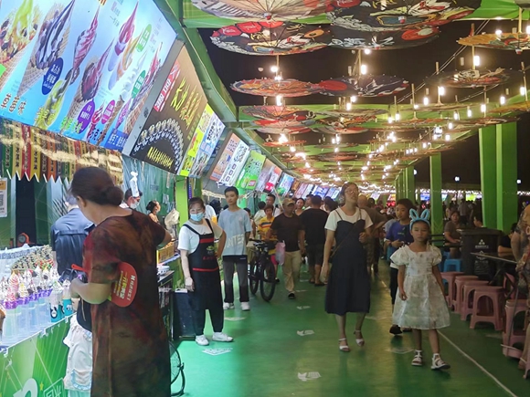 豐富多樣的美食集市滿足游客味蕾。華龍網(wǎng)-新重慶客戶端記者 閆儀 攝