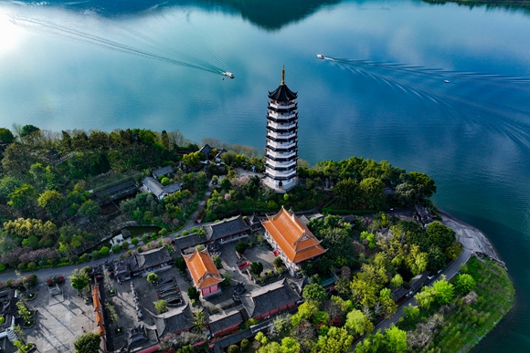 舉子園與漢豐湖相映成趣。。崔家清 攝