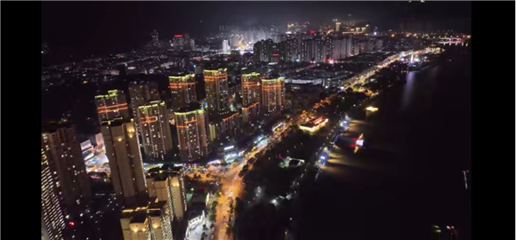 漢豐湖畔人影如織，燈火通明。開州宣傳部供圖 華龍網(wǎng)發(fā)