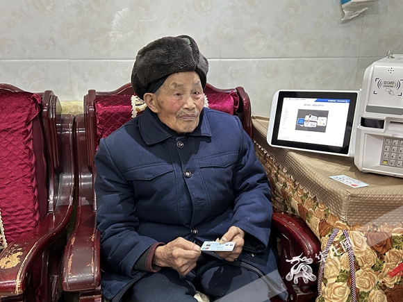 老人手持辦好的社保卡。實習生 周美彤 攝