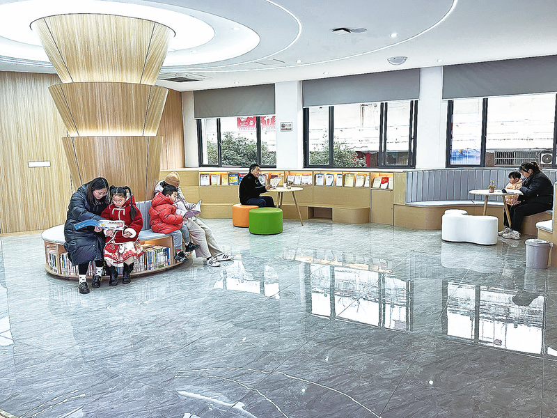 小朋友們?cè)谟e社區(qū)“兒童之家”看書(shū)。