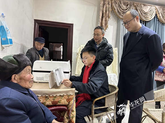 工作人員上門辦卡。實習生 周美彤 攝