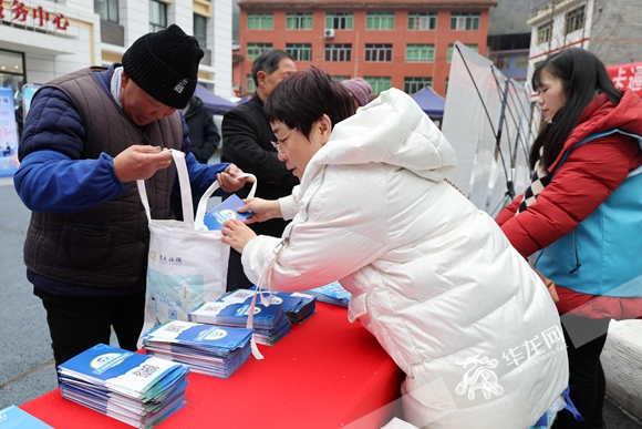 工作人員發放宣傳折頁。實習生 周美彤 攝