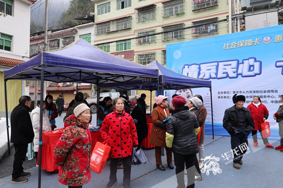 全市首次攜設備上門 重慶市“社會保障卡惠民服務季”上門服務宣傳活動走進開州