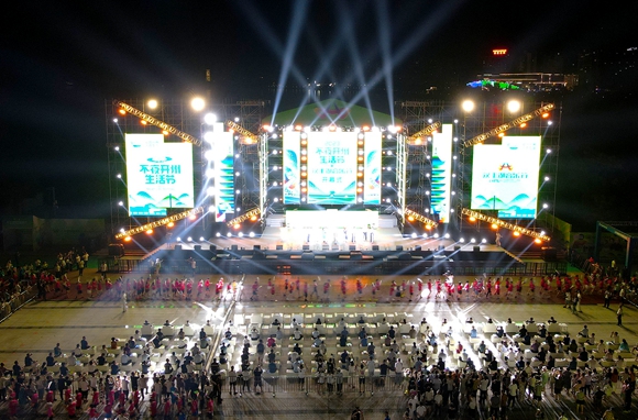 啟動(dòng)儀式上熒光夜跑活動(dòng)。通訊員 朱書靈 攝