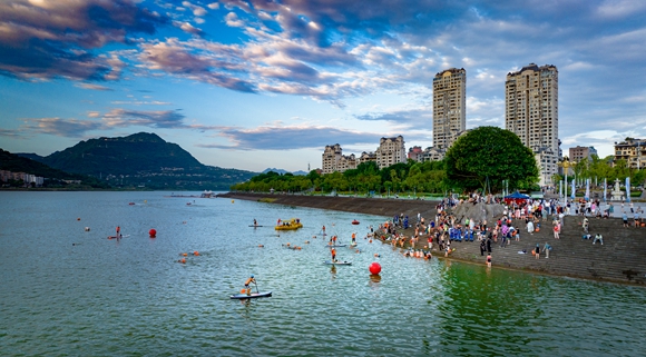 戲水漢豐湖。家清 攝