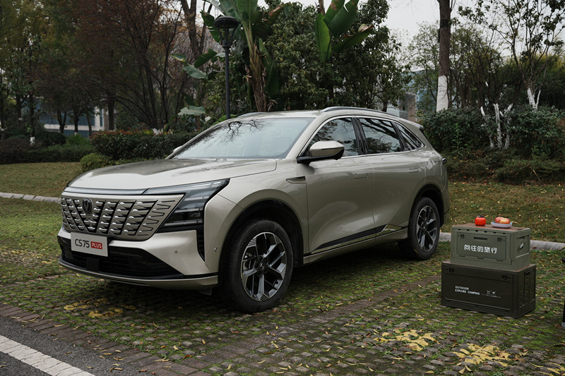 長(zhǎng)安CS75PLUS品質(zhì)和顏值共存，秀愛(ài)車(chē)假裝做車(chē)模的一天！